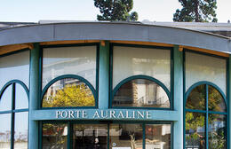 femme souriant devant l'établissement thermal de Royat